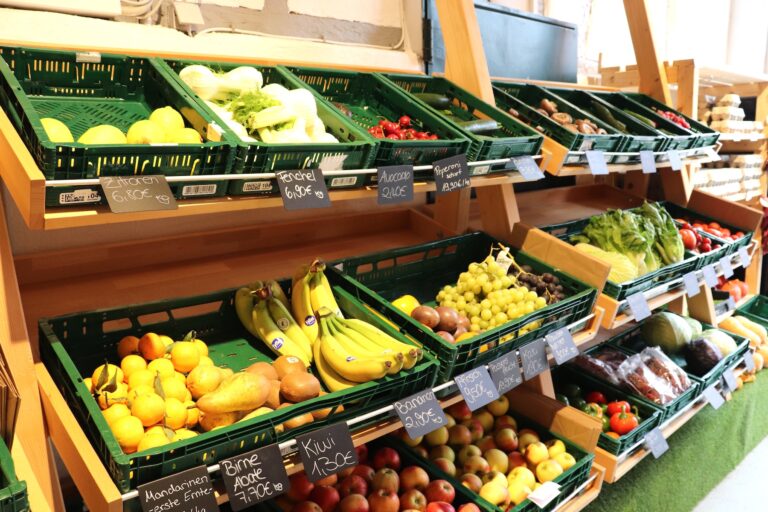 Frisches Obst und Gemüse im Regal