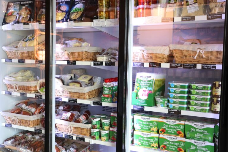 Frische Milchprodukte, Wurst und Käse im Kühlschrank