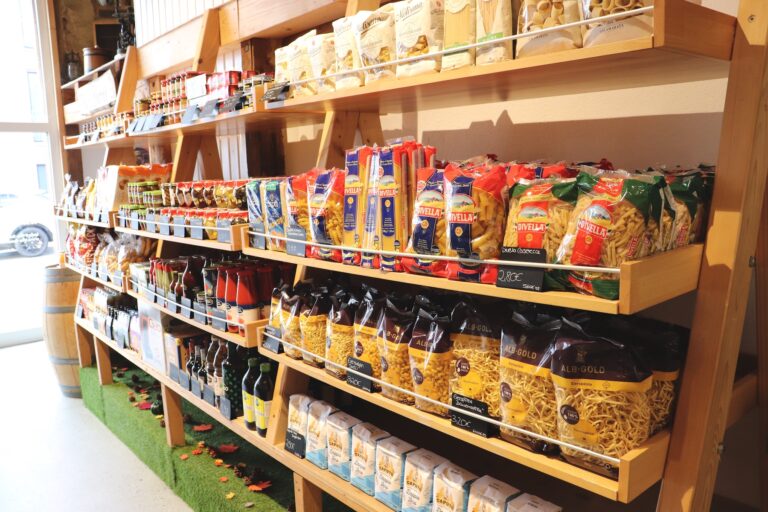 Paste Regal mit unterschiedlichen Paste Sorten